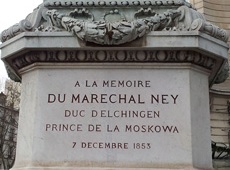 Piédestal face de devant : inscription