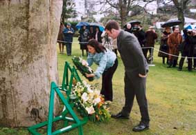 . Dépôt d'une gerbe par Mme Sandrine Mazetier, adjoint au maire de Paris, chargée du patrimoine, au pied de la statue de Victor Hugo à Guernesey.