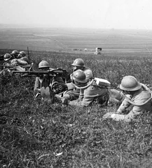 ECPAD - SPA 19 BO 1086 - Arcis-le-Ponsard, mitrailleurs éxecutant un feu avec l'appareil Tissot contre les gaz. - 08/08/1917 - Boulay, Maurice
