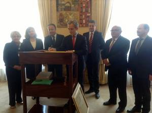 De gauche à droite : Mme Josette Durrieu, présidente du groupe d’amitié France-Moldavie, Mme Nathalia Gherman, ministre des Affaires étrangères de Moldavie, M. Jean-Pierre Bel, Président du Sénat, M. Iurie Leanca, Premier ministre de Moldavie, M. Oleg Serebrian, Ambassadeur de Moldavie en France, M. Jean-Marc Pastor), vice-président du groupe d’amitié et M. Valeriu Lazar, ministre de l'économie de Moldavie.
