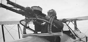 ECPAD - SPA 240 M 4704 - Villeneuve, champ d'aviation. Appareil Bréguet de bombardement. L'armement. - 16/12/1917 - Moreau, Albert ECPAD - SPA 240 M 4704 - Villeneuve, champ d'aviation. Appareil Bréguet de bombardement. L'armement. - 16/12/1917 - Moreau, Albert