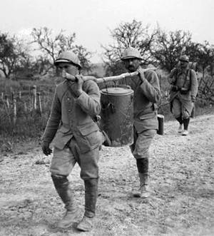 ECPAD - SPA 29 D 2136 - Sur la route allant à Binarville, Marne, corvée montant la soupe aux tranchées. - 26/05/1916 - Brissy, Edouard