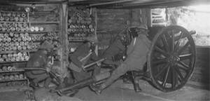 ECPAD - SPA 31 D 2459 - Près de Saint-Léger-aux-Bois, Oise, dans une casemate, artilleurs anglais portant casque et masque. - 02/08/1916 - Brissy, Edouard