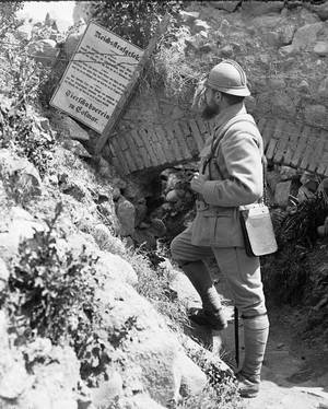 ECPAD - SPA 114 M 2447 - Boyau menant à Metzeval. Ecriteau allemand de la société protectrice des animaux à Colmar. - 06/08/1916 - Moreau, Albert