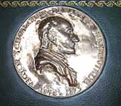 Médaille marquant la place occupée par V. Schoelcher dans la salle des séances du Sénat