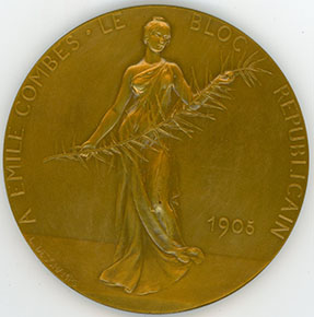 Revers : Une femme debout de face, vêtue d'une robe longue, cheveux retenus sur la tête, tête, cou et épaules nus, tenant dans ses mains une palme. 