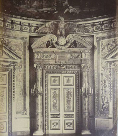 Figure 43 : Pierre-Ambroise RICHEBOURG, photographie de la porte côté salon Victor Hugo, 1857. Des aigles ornaient les globes surmontant les portes des extrémités de la galerie du Trône. DAPJ 38.