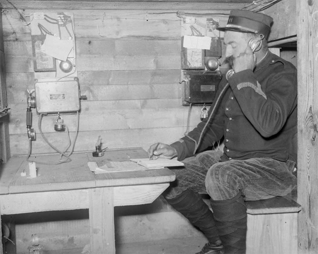 ECPAD - SPA 14 M 180 - Le téléphone de la batterie de Thorigny-sur-Marne. - 16/08/1915 - Moreau, Albert ECPAD - SPA 14 M 180 - Le téléphone de la batterie de Thorigny-sur-Marne. - 16/08/1915 - Moreau, Albert