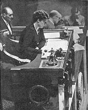 Madeleine Braun préside une séance au Palais Bourbon en 1946