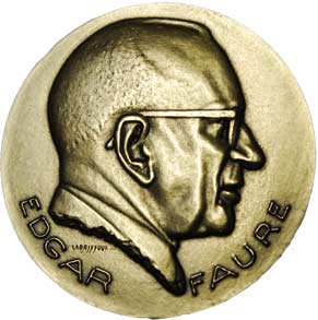 illustration :photo de la plaque commémorative©Sénat