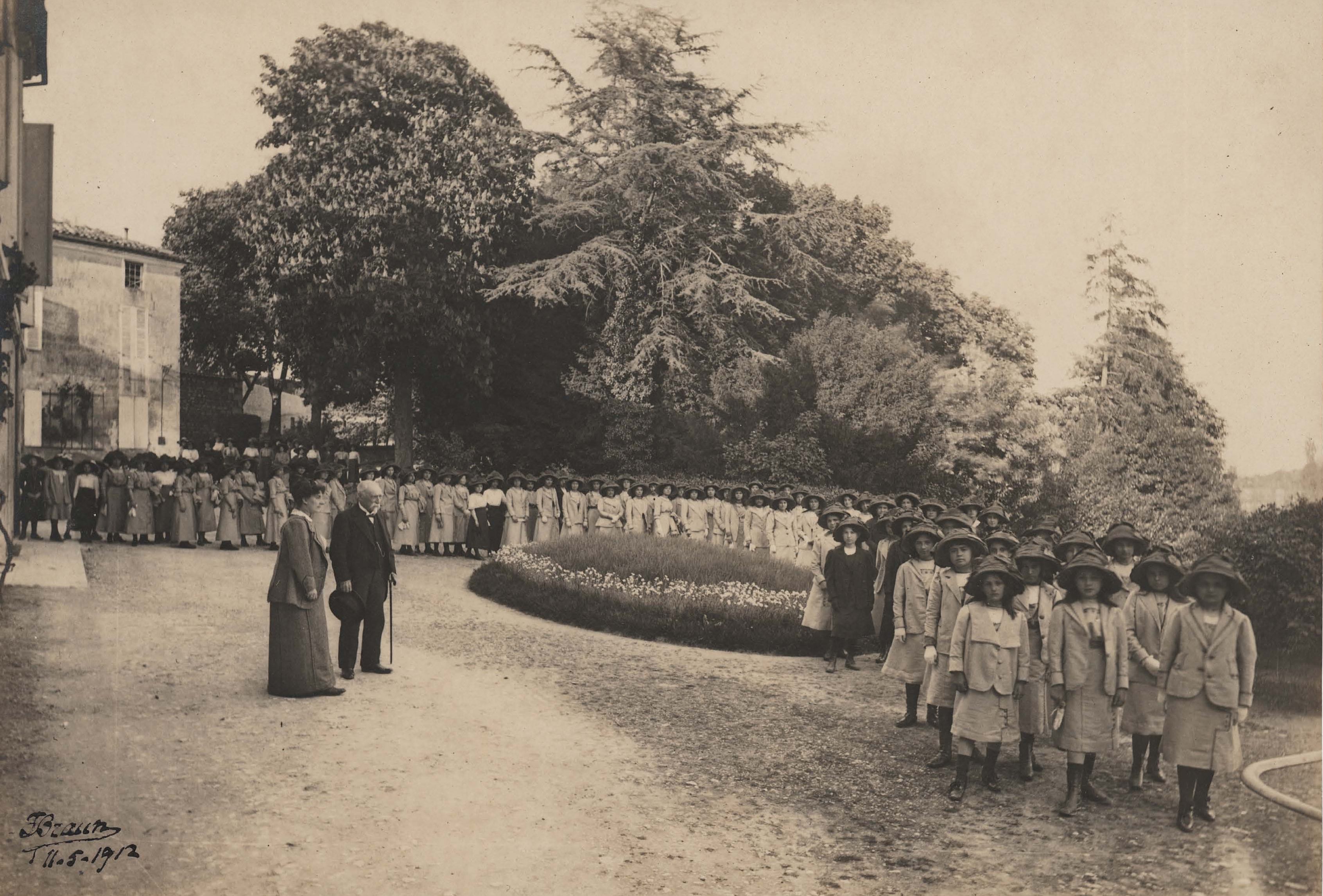 Fernand Braun, photographie d'Émile Combes en visite à l'école Primaire Supérieure de filles de Pons, 1912, Archives municipales de Pons