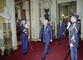 Entrée en séance de M. Christian PONCELET, Président du Sénat, dans la Galerie des Bustes. 1998