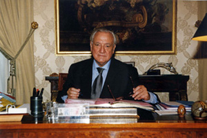 M. Christian PONCELET, Président du Sénat, à son bureau. 1999