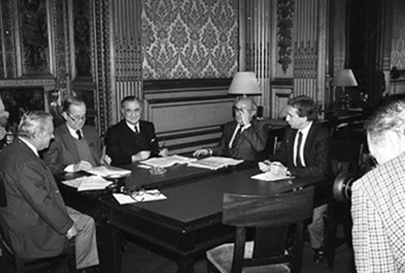  Salle des Conférences, émission de télévision animée par Pierre DUMAYET : MM. Jean FRANCOIS-PONCET, Jean-Pierre MASSERET, Christian PONCELET et Camille VALLIN, Sénateurs. 1985