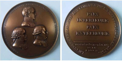 Figure 7 : JEUFFROY graveur, bustes des trois consuls en habits brodés. Celui de BONAPARTE est en haut du champ, LEBRUN à droite, CAMBACÉRÈS à gauche. Médaille frappée le 30 floréal an X (20 mai 1802) par le Corps législatif à l'occasion de la promulgation du traité d'Amiens, Archives du Sénat, 2M792