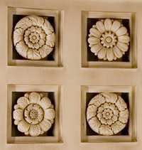 Figure 11 ; Quatre des six modèles de rosaces ornant la voûte de l'escalier d'honneur. Notice sur l’escalier d’honneur, site internet du Sénat.