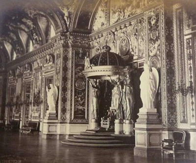 Figure 44 : Pierre-Ambroise RICHEBOURG, photographie du dais et du trône de NAPOLÉON Ier, installés dans la galerie du Trône sous le Second Empire. DAPJ 41.