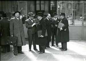 21Fi 23 Louis de CHAPPELAINE (Ministre de la Marine marchande), César CAMPINCHI (Ministre de la Marine militaire), Henri QUEUILLE (Ministre de l’Agriculture), Paul ZAY (Ministre de l’Éducation nationale), Paul REYNAUD (Ministre des Finances) et Albert SARRAULT (Ministre de l’Intérieur) sortant du palais de l'Elysée le 18 avril 1939.