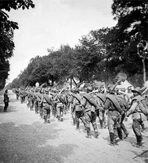 ECPAD - SPA 24 L 924 - Retour au camp de Mourmelon de soldats russes venant de creuser des tranchées. - 01/07/1916 - Samama-Chikli, Albert