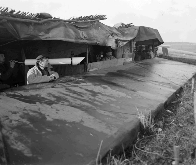 ECPAD - SPA 7 E 582 - Fort de Moulainville, Meuse, les observateurs dans leur cahute. - 16/01/1916 - Bouchetal, Julien