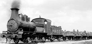 ECPAD - SPA 10 RF 59 - Sur le front des Flandres, des renforts britanniques sont acheminés à l'aide de locomitives. - 30/09/1917 - GQG anglais