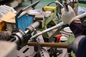 Illustration : repousse du métal - entreprises © Fotolia