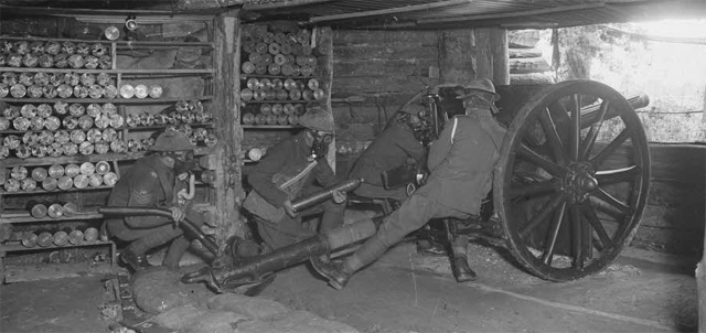ECPAD - SPA 31 D 2459 - Près de Saint-Léger-aux-Bois, Oise, dans une casemate, artilleurs anglais portant casque et masque. - 02/08/1916 - Brissy, Edouard ECPAD - SPA 31 D 2459 - Près de Saint-Léger-aux-Bois, Oise, dans une casemate, artilleurs anglais portant casque et masque. - 02/08/1916 - Brissy, Edouard