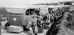 ECPAD - SPA 23 M 380 - La relève des troupes effectuée par des camions autos à Blangy - 27/08/1915 Moreau, Albert ECPAD - SPA 23 M 380 - La relève des troupes effectuée par des camions autos à Blangy - 27/08/1915 Moreau, Albert