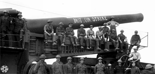 ECPAD - SPA 10 RF 61 - Artillerie lourde britannique avec ses servants. - 30/09/1917 - GQG anglais ECPAD - SPA 10 RF 61 - Artillerie lourde britannique avec ses servants. - 30/09/1917 - GQG anglaisSPA10W725