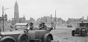 ECPAD - SPA 32 LO 2077 - Cambrai, M. Clemenceau et le maréchal Haig traversant en auto la place d'armes. - 13/10/1918 - Lorée, Marcel ECPAD - SPA 32 LO 2077 - Cambrai, M. Clemenceau et le maréchal Haig traversant en auto la place d'armes. - 13/10/1918 - Lorée, Marcel