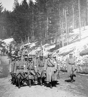 ECPAD - SPA 12 W 841 - Lac Noir, brancardiers montant aux tranchées. - 22/06/1917 - Ridel, Jacques ECPAD - SPA 12 W 841 - Lac Noir, brancardiers montant aux tranchées. - 22/06/1917 - Ridel, Jacques