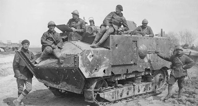 ECPAD - SPA 190 M 3811 - Dans la Marne, tank du groupe Bossut. - 24/04/1917 - Moreau, Albert ECPAD - SPA 190 M 3811 - Dans la Marne, tank du groupe Bossut. - 24/04/1917 - Moreau, Albert