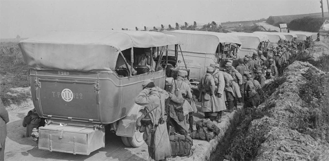 ECPAD - SPA 23 M 380 - La relève des troupes effectuée par des camions autos à Blangy. - 27/08/1915 - Moreau, Albert ECPAD - SPA 23 M 380 - La relève des troupes effectuée par des camions autos à Blangy. - 27/08/1915 - Moreau, Albert