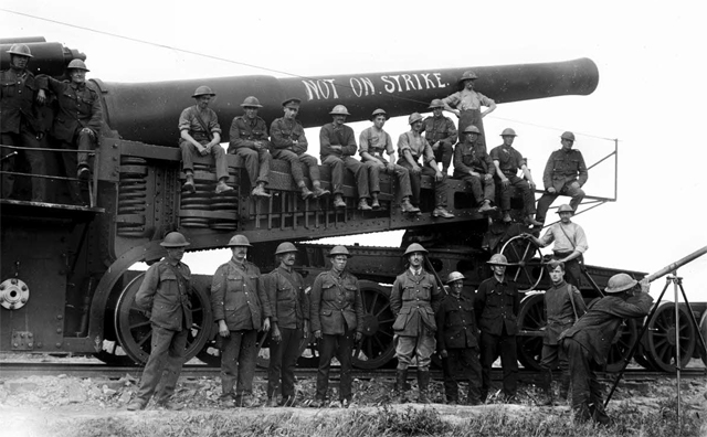 ECPAD - SPA 10 RF 61 - Artillerie lourde britannique avec ses servants. - 30/09/1917 - GQG anglais ECPAD - SPA 10 RF 61 - Artillerie lourde britannique avec ses servants. - 30/09/1917 - GQG anglais