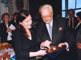 Lors de la visite d'Hauteville House, Mme Sandrine Mazetier, adjoint au maire de Paris, chargée du patrimoine reçoit de M. Christian Poncelet une médaille commémorative.