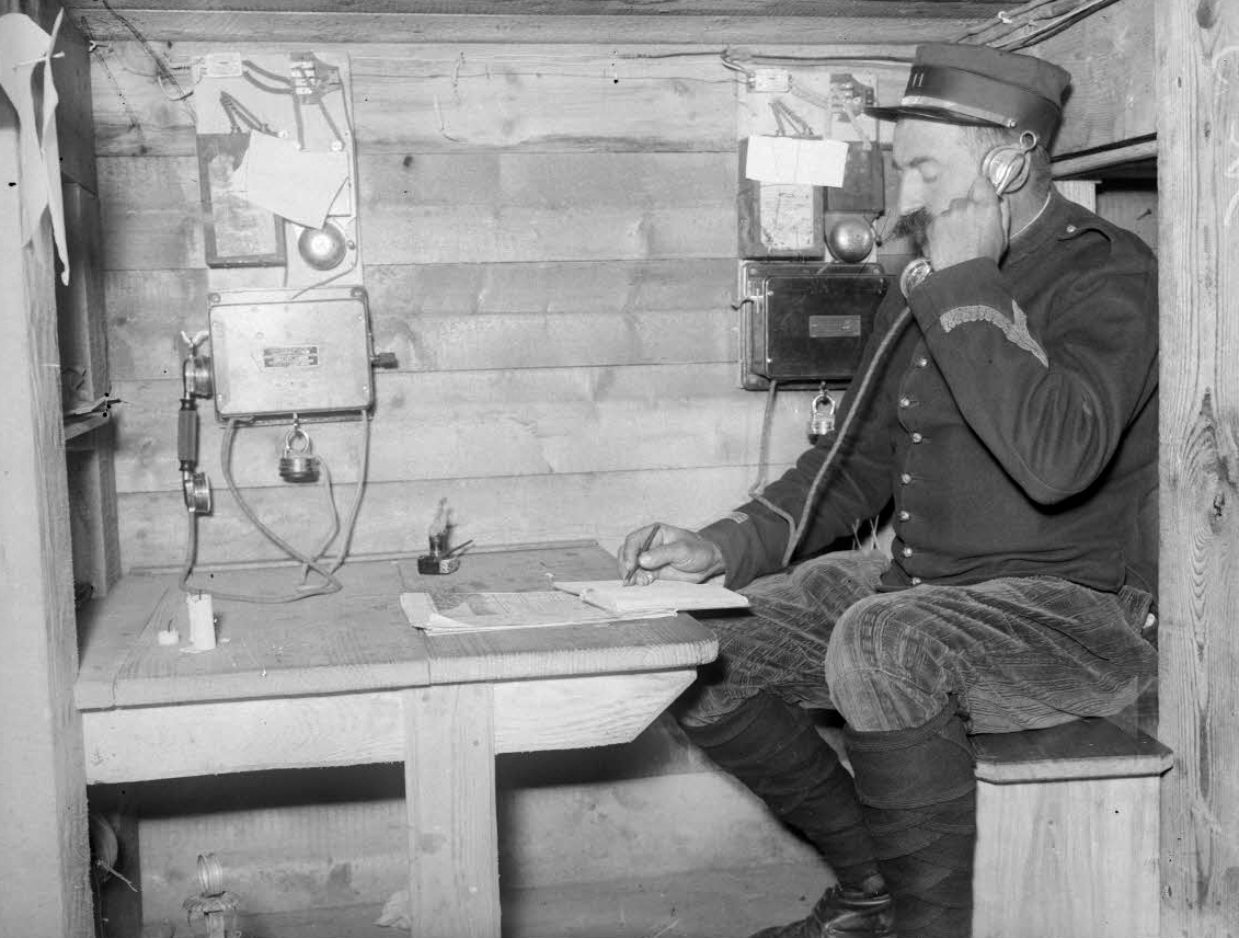 ECPAD - SPA 14 M 180 - Le téléphone de la batterie de Thorigny-sur-Marne. - 16/08/1915 - Moreau, Albert ECPAD - SPA 14 M 180 - Le téléphone de la batterie de Thorigny-sur-Marne. - 16/08/1915 - Moreau, Albert