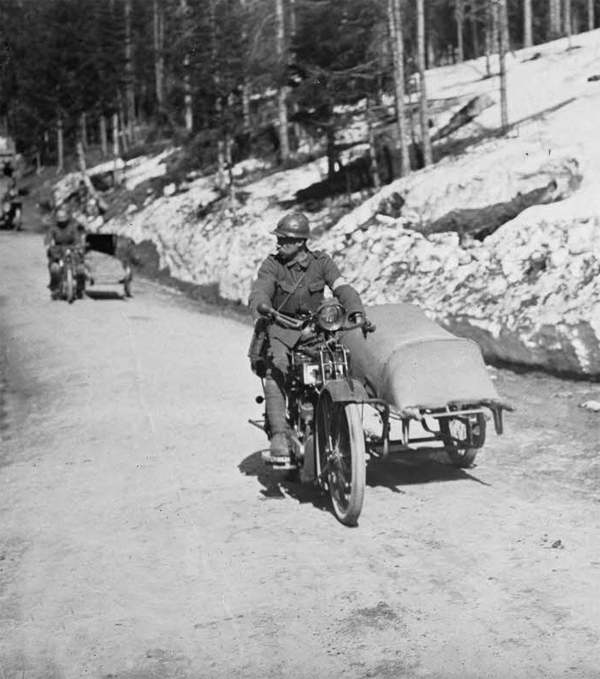 ECPAD - SPA 12 W 843 - Lac Noir, side-car américain pour le transport des blessés. - 22/06/1917 - Ridel, Jacques ECPAD - SPA 12 W 843 - Lac Noir, side-car américain pour le transport des blessés. - 22/06/1917 - Ridel, Jacques