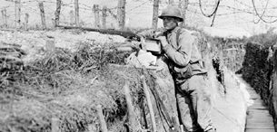 ECPAD - SPA 26 L 1306 - Région d'Aubérive, Marne, Bois Carré, soldat russe dans sa tranchée de 1ère ligne. - 19/07/1916 - Samama-Chikli, Albert ECPAD - SPA 26 L 1306 - Région d'Aubérive, Marne, Bois Carré, soldat russe dans sa tranchée de 1ère ligne. - 19/07/1916 - Samama-Chikli, Albert