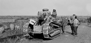 ECPAD - SPA 27 LO 1872 - Près de Saint-Juliaan, chars d'assaut Renault sur la route. - 20/10/1918 - Lorée, Marcel