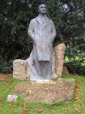 Statue de Pierre MENDES FRANCE dans le jardin du Luxembourg