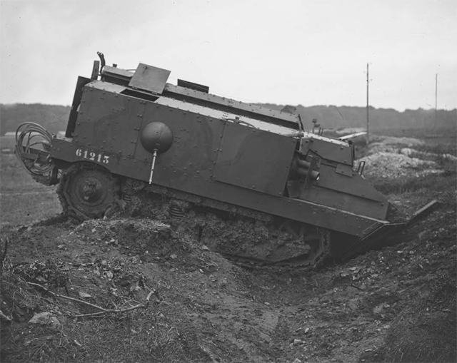 ECPAD - SPA 211 M 4144 - Orrouy, tanks modèle Schneider sur le terrain d'exercice de Champlieu. - 18/07/1917 - Moreau, Albert ECPAD - SPA 211 M 4144 - Orrouy, tanks modèle Schneider sur le terrain d'exercice de Champlieu. - 18/07/1917 - Moreau, Albert