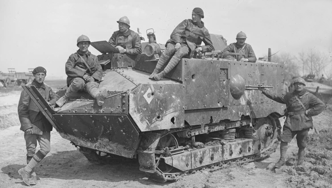 ECPAD - SPA 190 M 3811 - Dans la Marne, tank du groupe Bossut. - 24/04/1917 - Moreau, Albert ECPAD - SPA 190 M 3811 - Dans la Marne, tank du groupe Bossut. - 24/04/1917 - Moreau, Albert