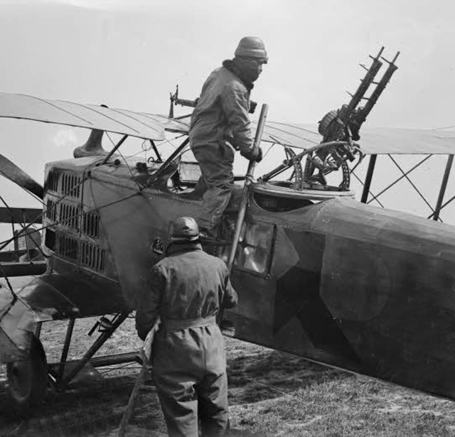 ECPAD - SPA 48 BO 2152 - Près de Sézanne, avions de bombardement, le capitaine Vuillemin, commandant le C+B 5 descendant de son avion. - 24/07/1918 - Boulay, Maurice ECPAD - SPA 48 BO 2152 - Près de Sézanne, avions de bombardement, le capitaine Vuillemin, commandant le C+B 5 descendant de son avion. - 24/07/1918 - Boulay, Maurice