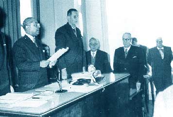 Gaston Monnerville préside une séance du Conseil Général du Lot