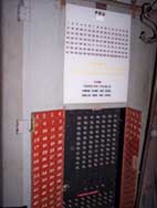 Tableau de détection incendie, situé dans l'abri