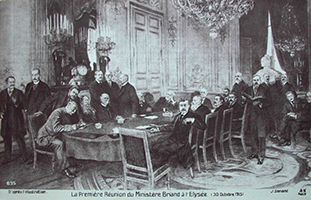 D'après "La première réunion du ministère Briand à l'Elysée" carte postale issue de L'Iiiustra/ion, 7915, fonds Lefébure