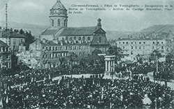 "M.Combes inaugurant la statue de Vercingétorix à Clermont-Ferrand » carte postale, 1903, fonds Lefébure.
