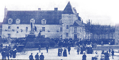 D'après carte postale de« Pons, la mairie, jour de réception par M. Combes», sd, fonds Lefébure.