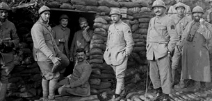 ECPAD - SPA 102 R 3879 - Front du Nord et de Flandre-occidentale. Soldats devant leur abri. - 28/10/1917 - Famechon, Edmond
