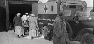 ECPAD - SPA 104 S 3948 - Le Scottish Women's Hospital est situé à Villers-Cotterêts. Arrivée d'une ambulance. - 04/01/1918 - Mas, Emmanuel